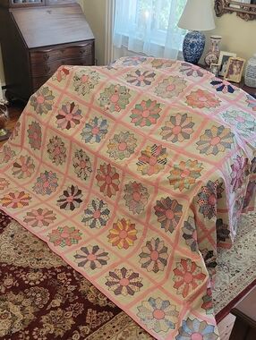 Vintage Dresden Plate Bedspread
